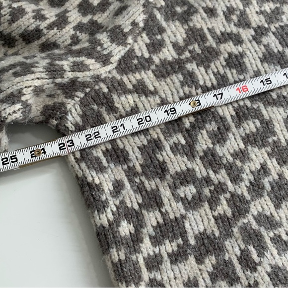 Old Navy Cozy Crew Neck Cheetah Print Sweater Size Medium - Picture 5 of 9